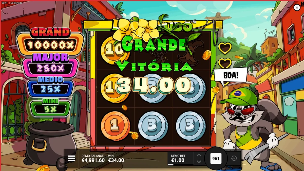 Tampilan visual slot Le Sortudo dengan karakter Smokey si rakun di latar belakang jalanan Brasil yang ceria.
